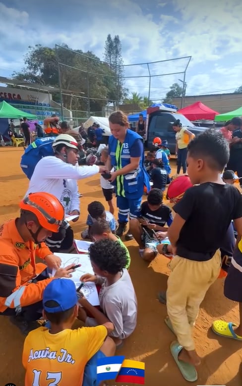 El contingente de El Salvador organizó juegos y entregó libretas de dibujo, globos y material didáctico a niñas y niños en albergues de Venezuela. (Cortesía: Secretaría de Prensa)