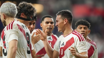 Jairo Vélez comemora com Fabio Gruber o gol de volta contra o Haiti. - Crédito: FPF