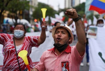 FOTO DE ARCHIVO-Personas marchan durante una protesta contra las políticas económicas del presidente conservador ecuatoriano Guillermo Lasso, días después de que subió los precios de la gasolina, en Guayaquil, Ecuador. 26 de octubre de 2021. REUTERS/Vicente Gaibor del Pino