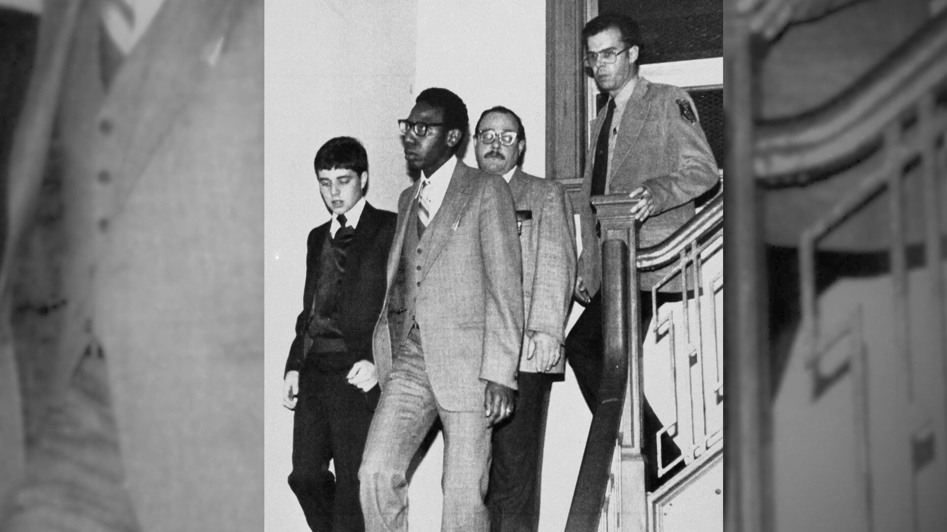 Richard Jahnke Jr., a la izquierda, camina junto a uno de sus abogados defensores, Louis Epps, mientras es escoltado a la cárcel el 19 de febrero de 1983 (Foto AP/Ed Andrieski)
