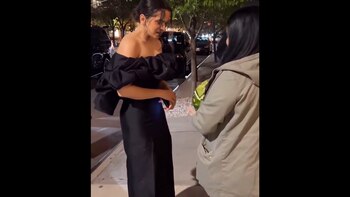 Rosalía recibe un regalo por parte de una fan en Nueva York (@@rosaliarepa)