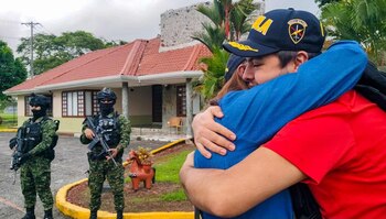 Así fue el reencuentro del ciudadano rescatado con su familia - crédito EJército Nacional