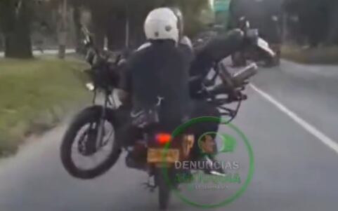 El señalado motociclista llegó a recorrer varios kilómetros con el otro vehículo en su poder - crédito @DenunciasAntio2/X