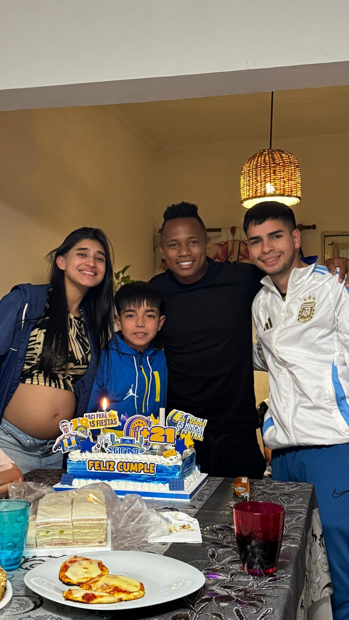 Jaminton Campaz posó con la familia del festejado- crédito @Eliassdante/X