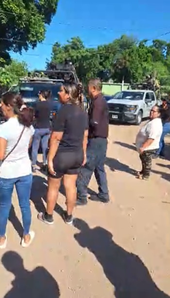 Vecinos de La Laguna Colorada forman una valla humana para impedir el traslado de la mujer detenida. Crédito: Captura de pantalla