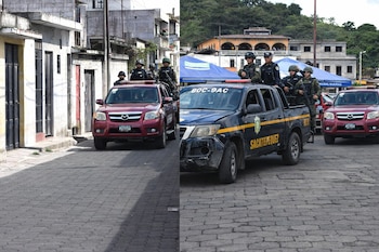 Cuatro vehículos, dos camionetas rojas tipo SUV y dos camionetas policiales (una negra y otra roja) con "Sacatepéquez", en una calle empedrada con agentes de policía.
