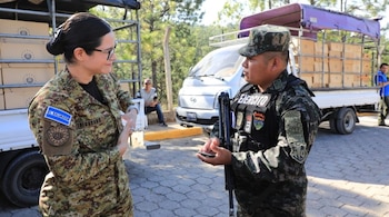 Militares de Honduras impidieron el ingreso de la ministra Trigueros el pasado martes, cuando el gobierno salvadoreño entregaría 1,900 paquetes escolares destinados a estudiantes salvadoreños con doble nacionalidad en los exbolsones./ (Porttada)