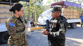 Militares de Honduras impiden ingreso de paquetes escolares a estudiantes salvadoreños que viven en exbolsones