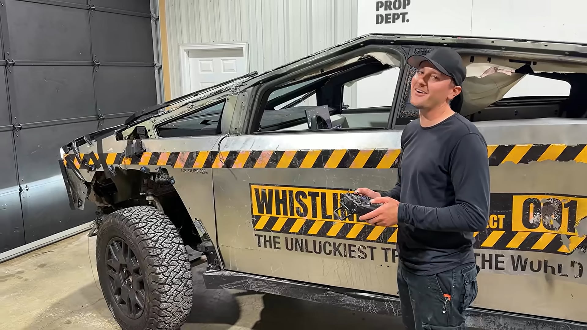 El experimento con la Tesla Cybertruck y la Ford F-150 acumuló casi dos años de pruebas mecánicas y rozó los USD 300.000 en gastos (Captura @Prop Department)