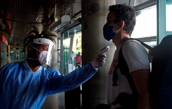 Una persona en Colombia se toma la temperatura