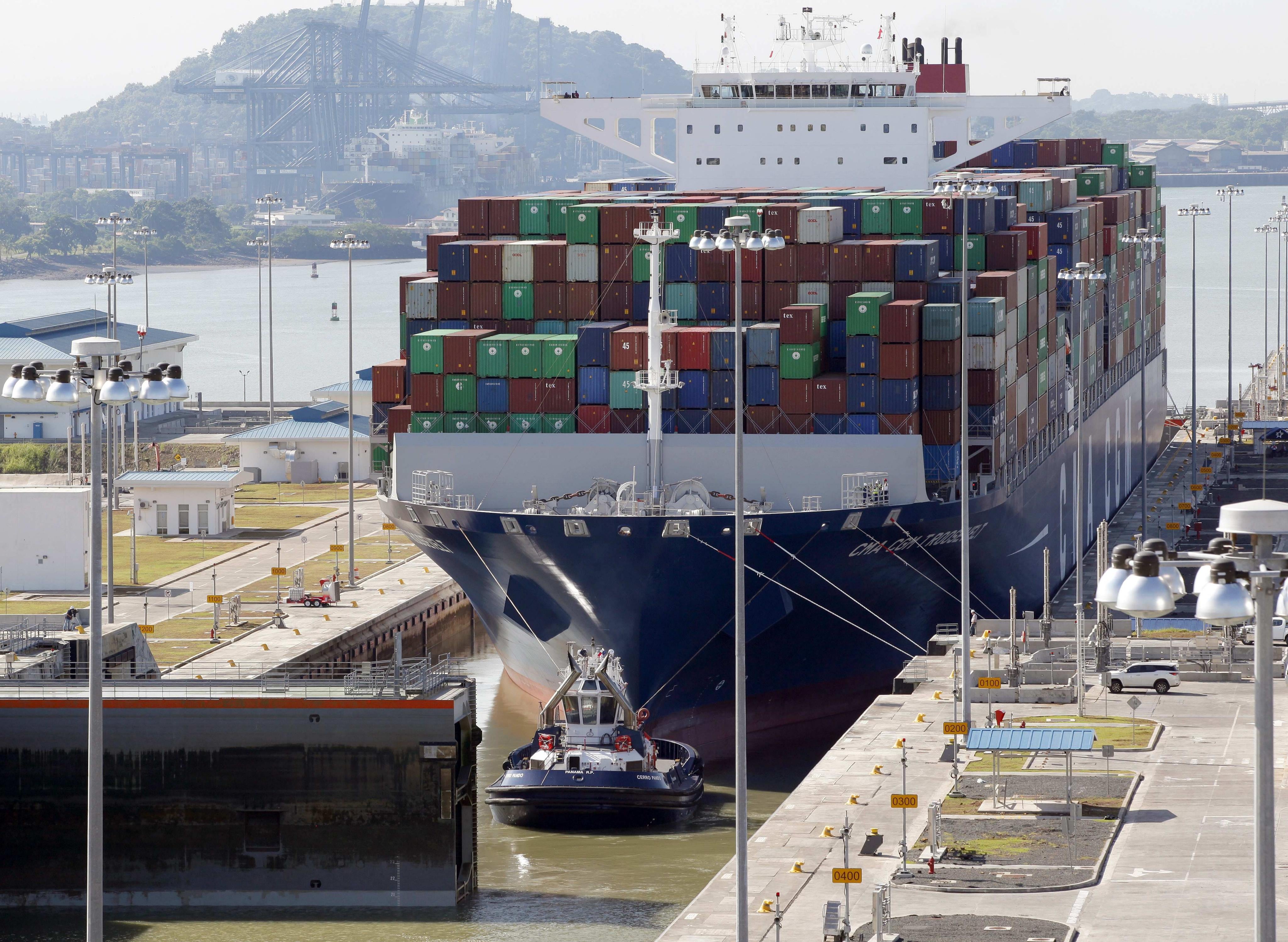 La reducción del calado desde 50 hasta 48 pies implicaría transportar cerca de 400 contenedores menos en determinados buques. EFE/Alejandro Bolívar