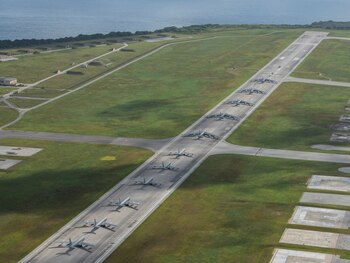 Aviones de la Marina de los EEUU en la Base Aérea Andersen, Guam (Fuerza Aérea de los EE. UU./Aviador superior Michael S. Murphy/Folleto vía REUTERS)