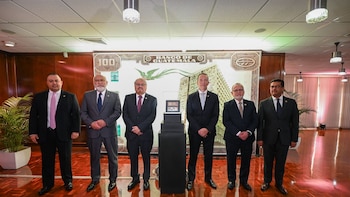 El Banco de Guatemala presenta billete conmemorativo de Q100 por aniversario