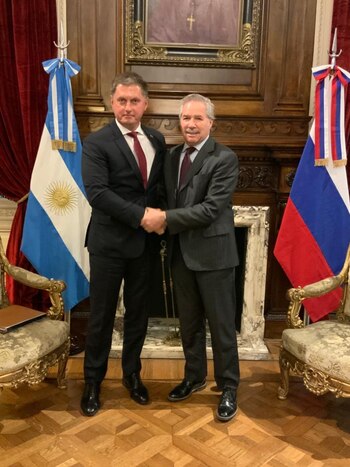 Felipe Solá junto al embajador