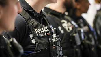 Al menos siete migrantes se fugan de un centro de detención a las afueras de París