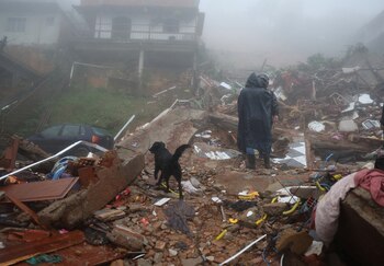 Personas sobre los escombros de