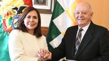 La canciller Karen Longaric con