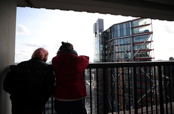 Visitantes miran desde la galería Tate Modern en Londres, Gran Bretaña (Foto: REUTERS/Hannah McKay/Foto de archivo)