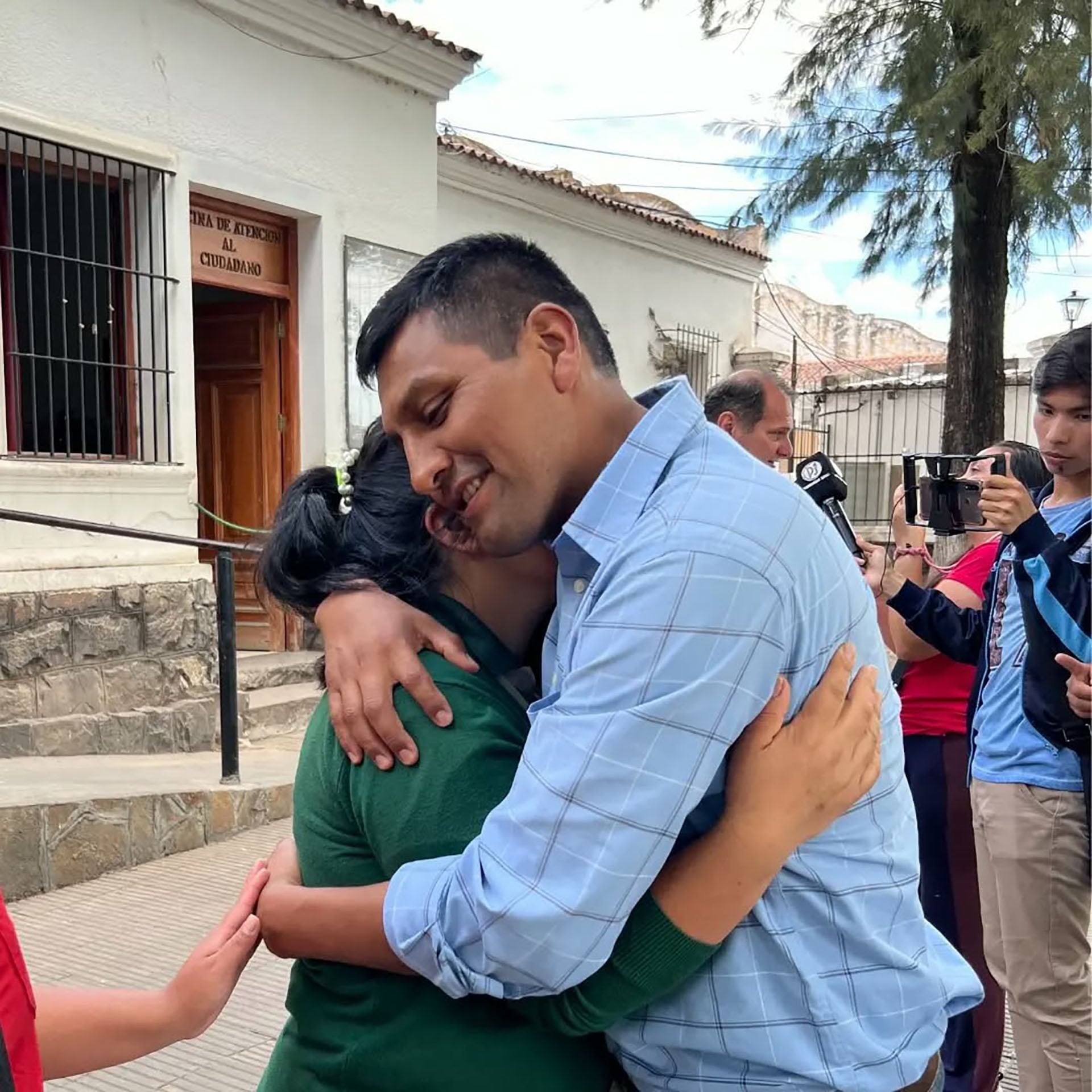 Santos Clemente Vera se abraza con su mujer, Beatriz, en la puerta del penal de Villa La Rosas, Salta, al recuperar su libertad (@innocenceprojectargentina)
