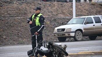Manejaba sin registro, cruzó en
