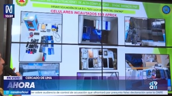 Pantalla exhibe un mosaico de fotografías: múltiples teléfonos celulares, herramientas y componentes electrónicos confiscados en operación policial