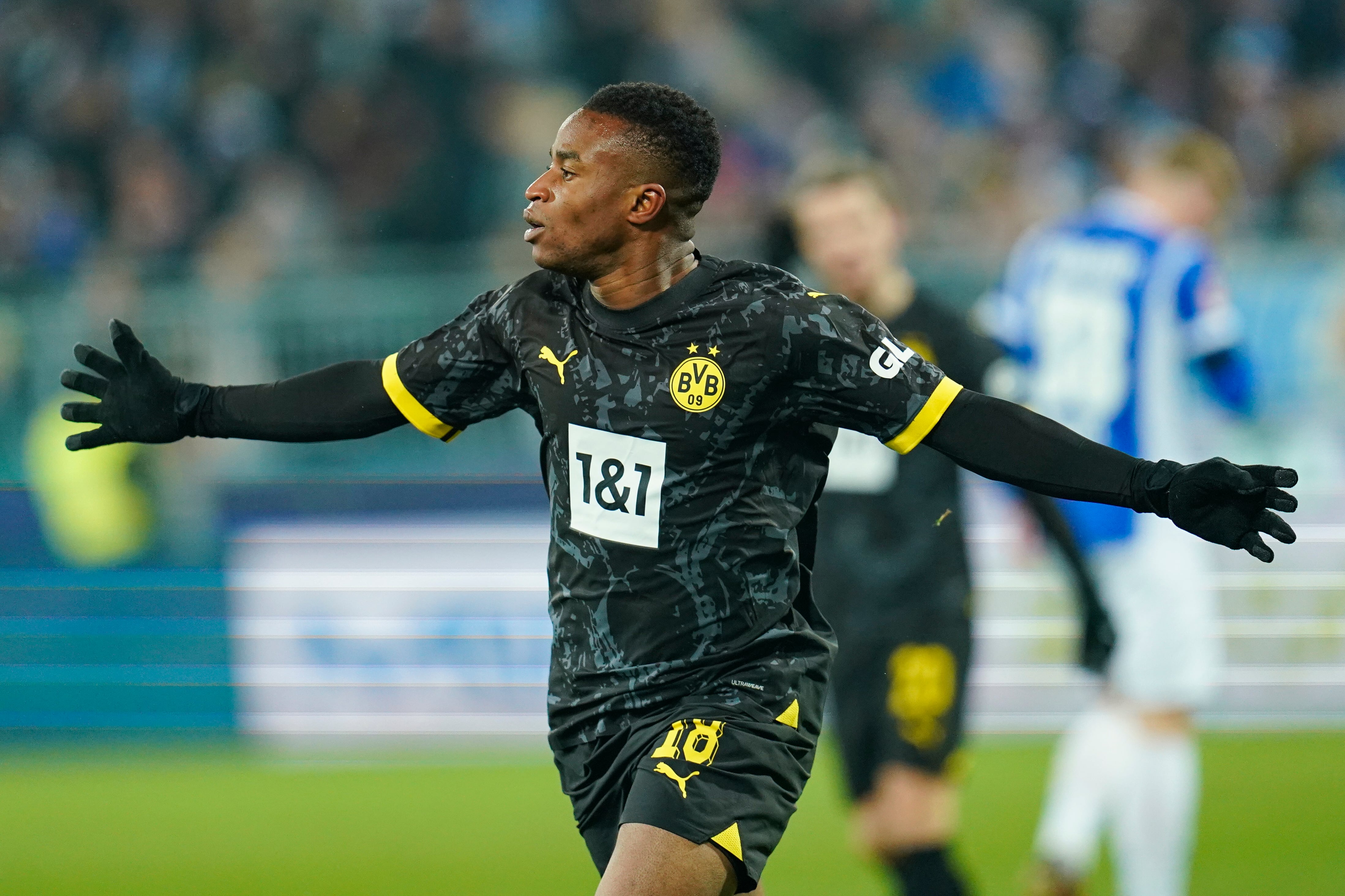 Youssoufa Moukoko debutó en la Bundesliga con 16 años y estableció el récord como el debutante más joven del torneo (Uwe Anspach/dpa via AP)
