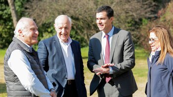 Roberto Lavagna junto a Juan