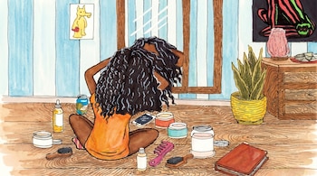 Ilustración de una chica sentada en el suelo con el pelo largo y rizado, rodeada de diversos productos para el cabello, frente a un espejo y una pared a rayas.