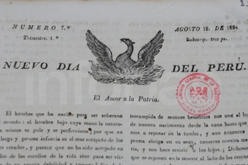 Página de periódico antiguo con texto, titular "NUEVO DIA DEL PERU", fecha 12 de agosto de 1824, ilustración de un ave con llamas y un sello circular rojo
