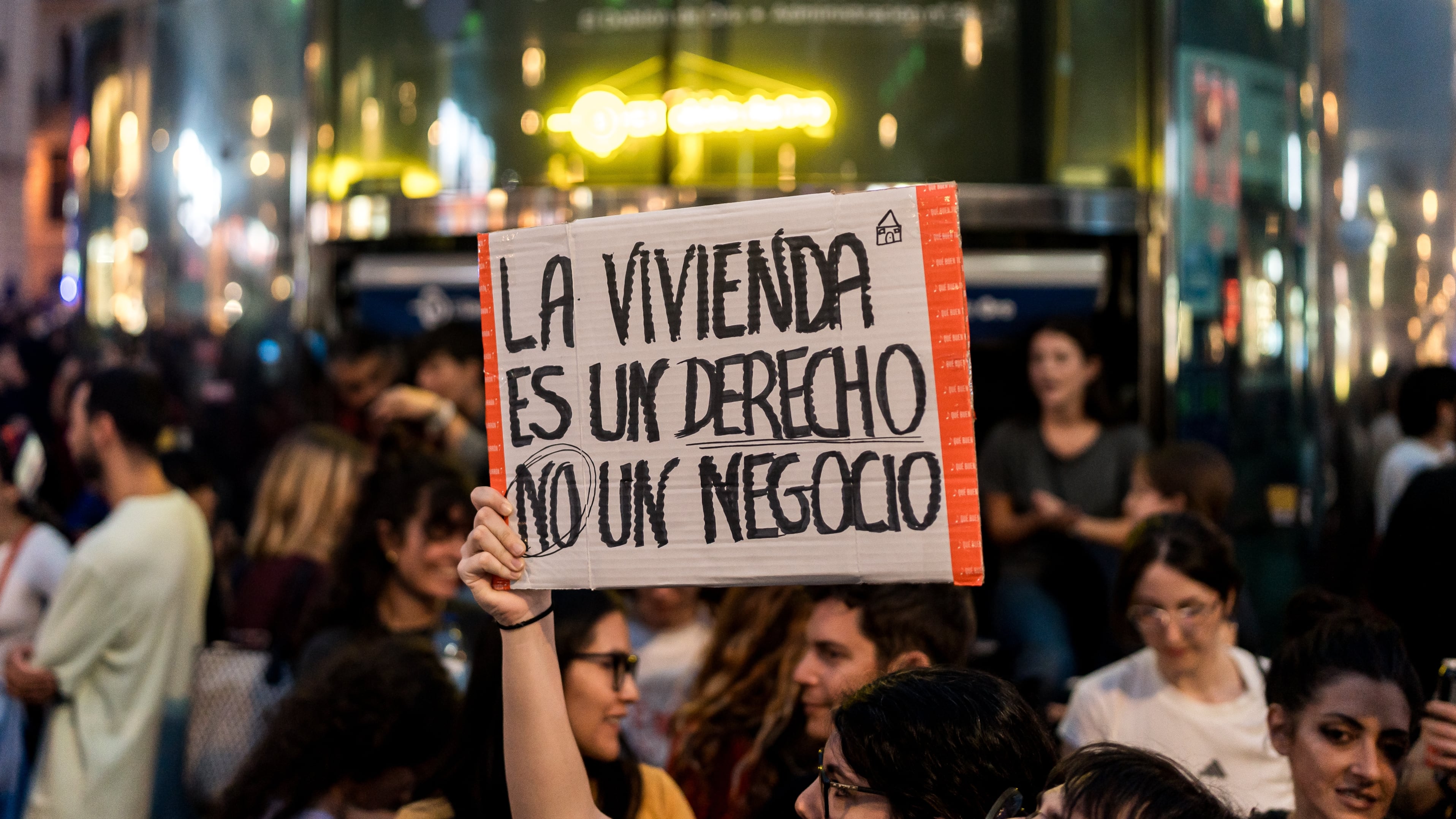 Pancarta vista en la acampada por el derecho a la vivienda en la Puerta del Sol. (Diego Radamés / Europa Press)