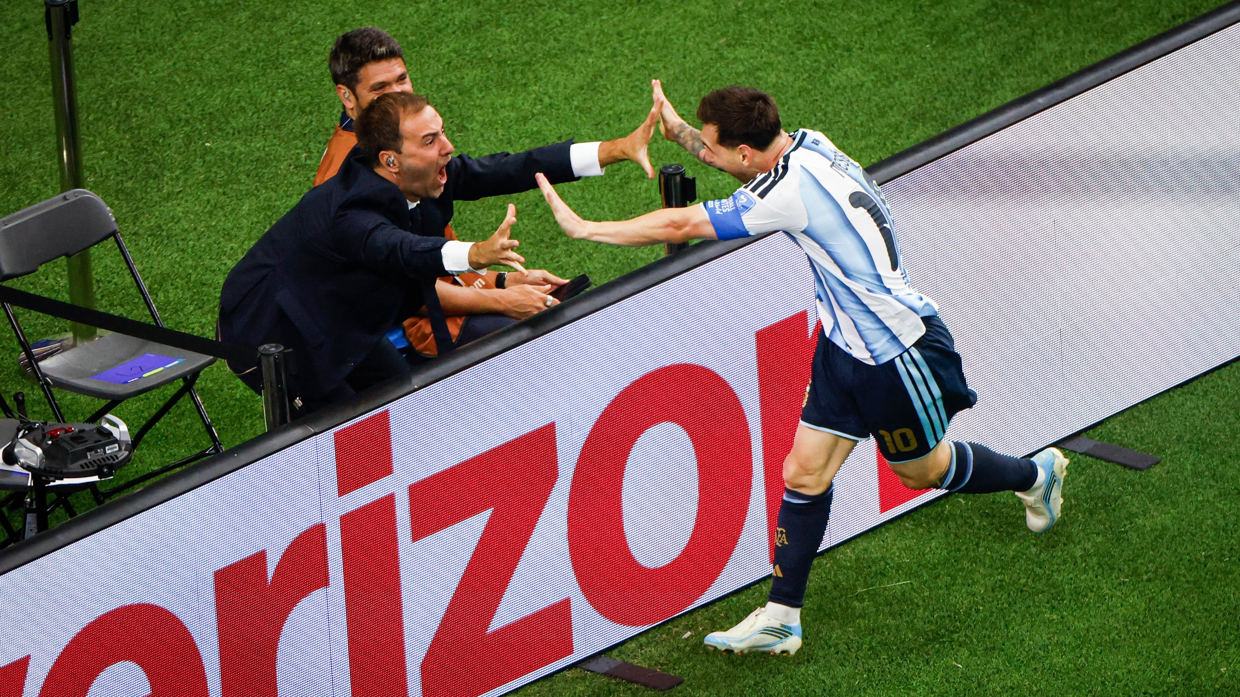 Messi celebra con un periodista colonense Joaquin Bruno (Angela Piazza/The Dallas Morning News via AP)