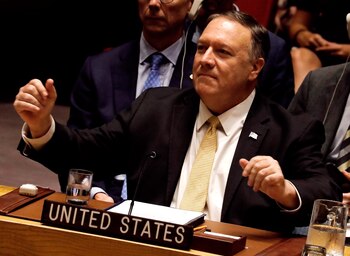 En la imagen, el secretario