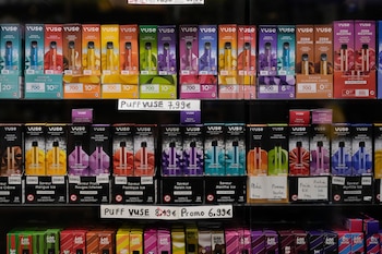 Cigarrillos electrónicos con sabor se ven expuestos para su venta en una tienda de tabaco en Fontainebleau, al sur de París, Francia, el lunes 4 de diciembre de 2023. (AP Foto/Thibault Camus)