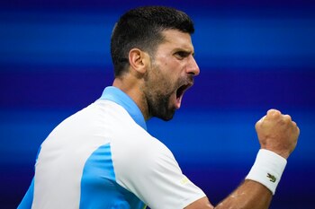 Djokovic celebra un punto en semifinales del US Open (AP Foto/Frank Franklin II)