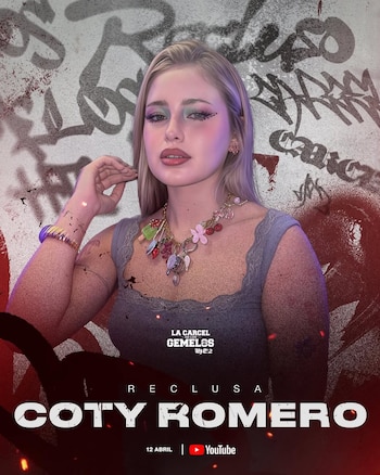 Retrato de Coty Romero, una mujer joven rubia con maquillaje verde y rosa, collar colorido, posando frente a una pared con grafitis y texto promocional