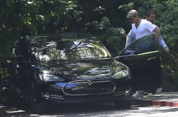 Brad Pitt en un Tesla