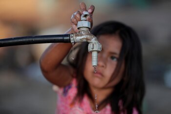 Una niña de la comunidad