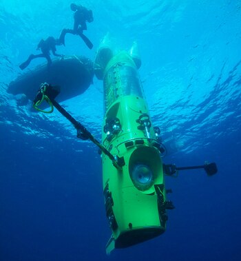 El sumergible "Deepsea Challenger" durante