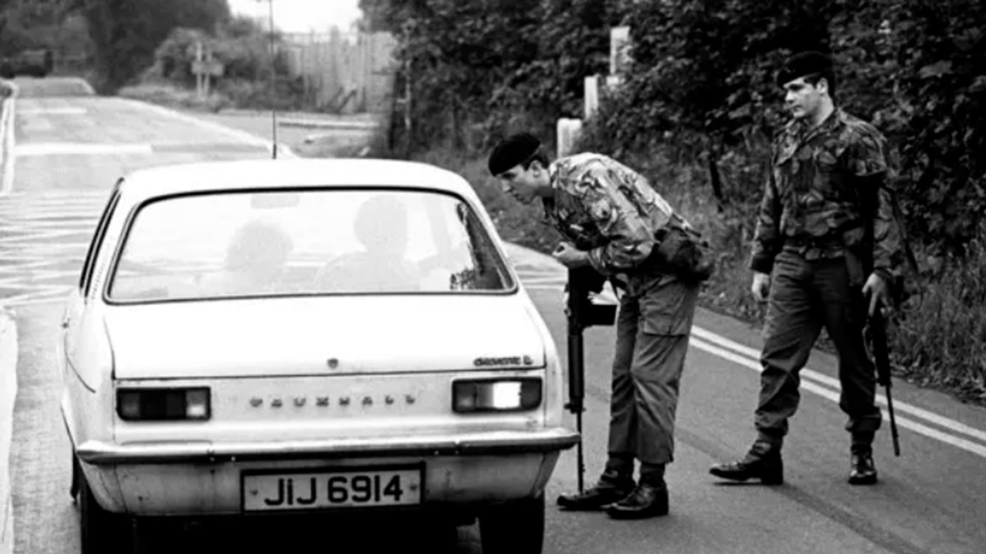La policía del Royal Ulster Constabulary –agencia de policía del Reino Unido- y el ejército británico activaron controles alrededor de Maze y en las rutas de toda la región