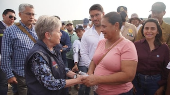 Alicia Bárcena en Veracruz por derrame de hidrocarburo. (Foto: Semarnat)
