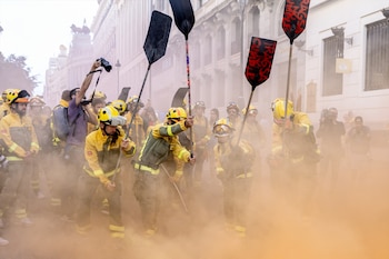 Varios bomberos forestales protestan durante