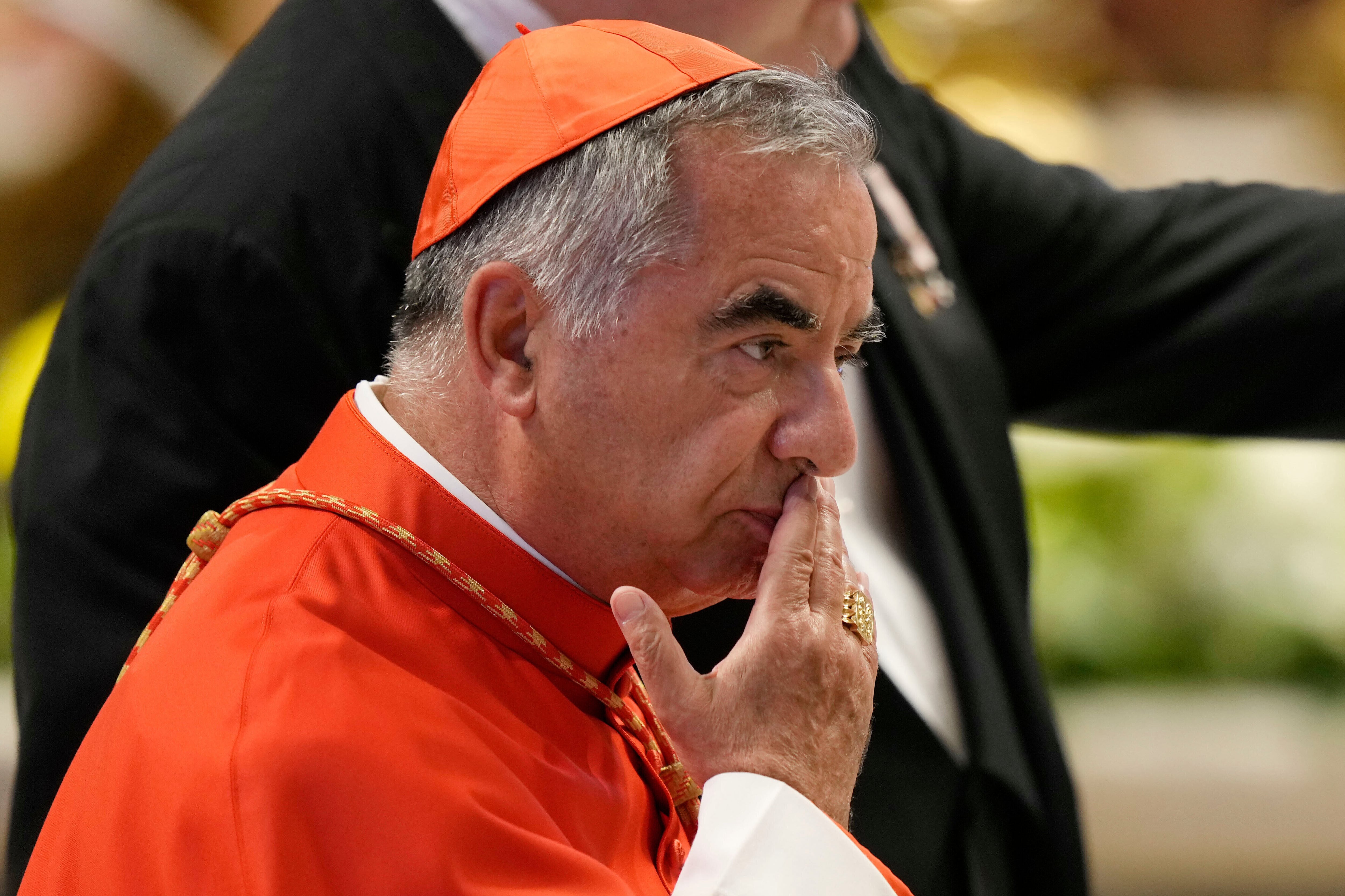 ARCHIVO - El cardenal Angelo Becciu asiste a un acto en la basílica de San Pedro en el Vaticano, el 27 de agosto de 2022(AP Foto/Andrew Medichini, Archivo)