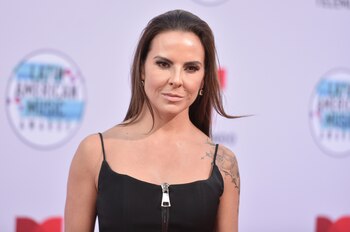 Kate del Castillo sostiene una