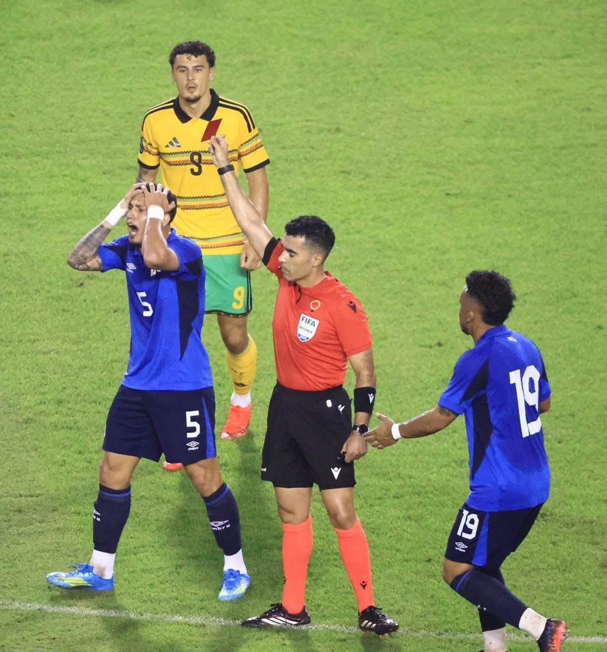 Rudy Clavel abandona el terreno de juego tras ver la tarjeta roja al minuto 20, una acción que terminó de condicionar el trámite para El Salvador.