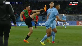 La brutal patada sin pelota de un jugador a su rival que generó un escándalo en un partido de la Copa Sudamericana