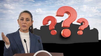 Claudia Sheinbaum en un atril. Detrás, tres grandes signos de interrogación rojos y la silueta oscura de un edificio desconocido bajo un cielo nublado.