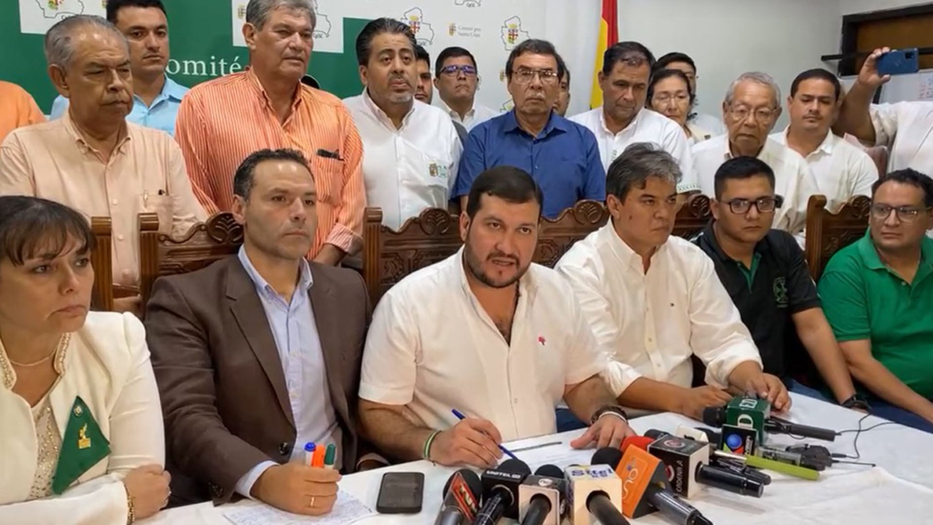 Presidente del Comité Cívico (centro), Stello Cochamanidis, en una conferencia de prensa el 6 de marzo de 2025 en Santa Cruz de la Sierra.