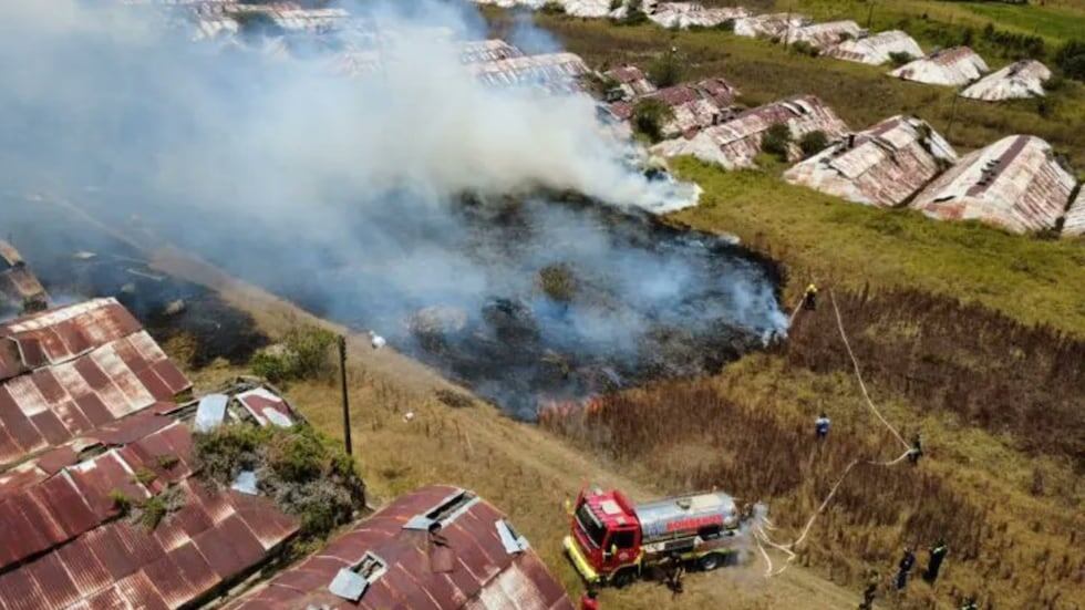 Un camión cisterna y bomberos combaten una extensa conflagración que consume vegetación seca y amenaza estructuras rurales en las cercanías de Chocontá, Colombia. (@JorgeEmilioRey)