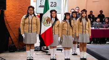 La conferencia matutina se realiza dentro del plantel número 10 de Artes Gráficas, con honores a la bandera y la escolta escolar, durante el inicio de clases para 28 millones de estudiantes
