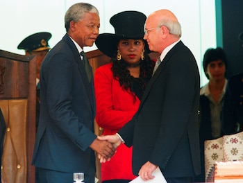 Nelson Mandela y Frederik Willem de Klerk, durante la transición del cambio de mando en 1994 (Reuters)